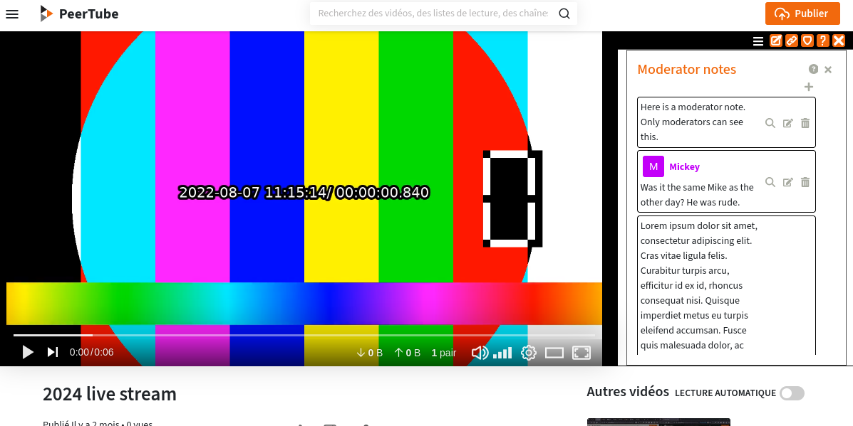 Screenshot videa Peertube s chatem na pravé straně. Aplikace pro poznámky moderátora je otevřená. Je zde několik poznámek, některé z nich jsou spojeny s uživateli.